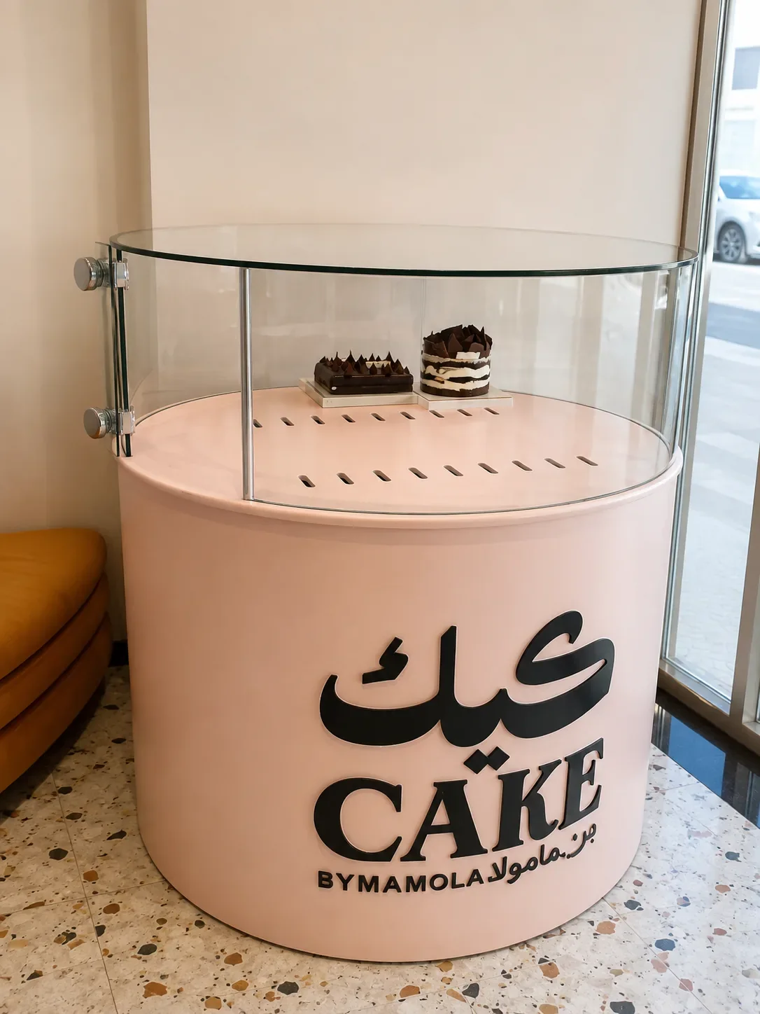 فاترينات وثلاجات العرض بالزجاج المنحني